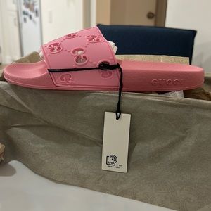 NWT GUCCI RUBBER SLIDES PINK never been worn